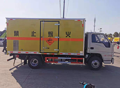 阳新爆破器材运输车工人安全操作规范与智能技术保障